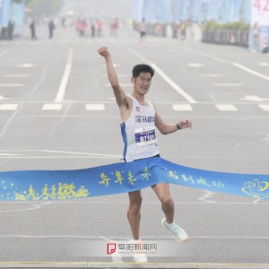 霸气撞线！ 两项纪录被刷新|马拉松|阜阳|安振|吴正林|马拉松赛事_新浪体育_新浪新闻